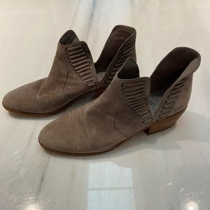 ✅ Vince camuto tan light brown booties split side open side